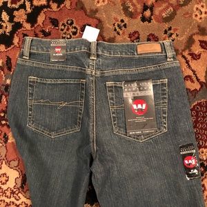 Selling size 8 petite never worn jeans